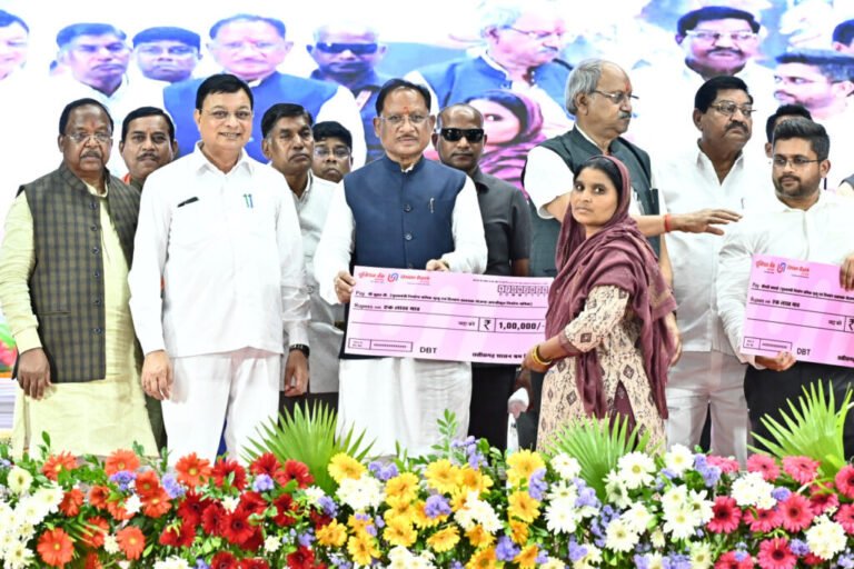 सुशासन, संवेदना और सुरक्षा : श्रमिक हित में छत्तीसगढ़ सरकार के दो वर्ष