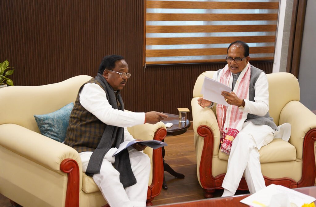 मंत्री रामविचार नेताम ने केन्द्रीय कृषि मंत्री चौहान से की मुलाकात