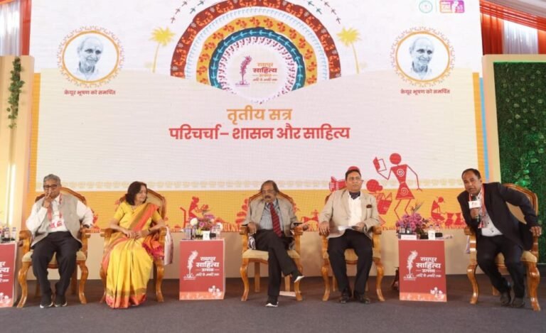 शासन व्यवस्था देता है, साहित्य संवेदना जगाता है