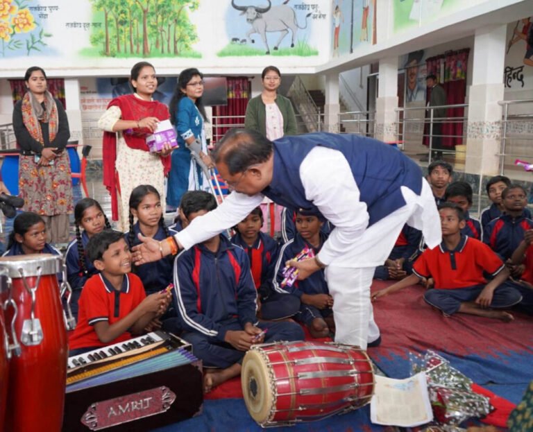 दिव्यांग बच्चों के बीच पहुंचे मुख्यमंत्री साय 