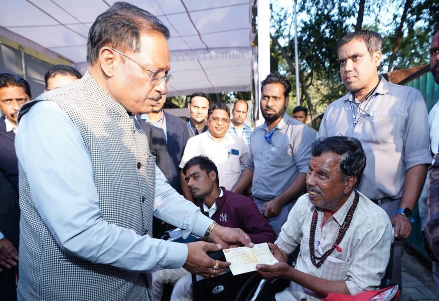 मुख्यमंत्री जनदर्शन: दिव्यांग प्रवीण गिरी गोस्वामी को पुत्री की शादी के लिए मिला 20 हजार का तत्कालीक सहायता