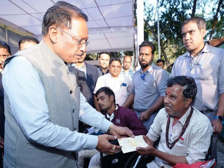 संवेदनशील शासन की मिसाल: जनदर्शन में मुख्यमंत्री विष्णु देव साय ने मौके पर सुलझाईं समस्याएँ