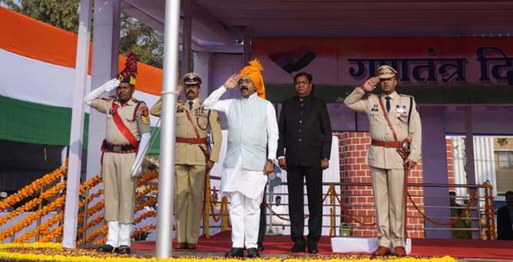 उपमुख्यमंत्री अरुण साव ने जगदलपुर के लालबाग मैदान में राष्ट्रीय ध्वज फहराकर ली परेड की सलामी