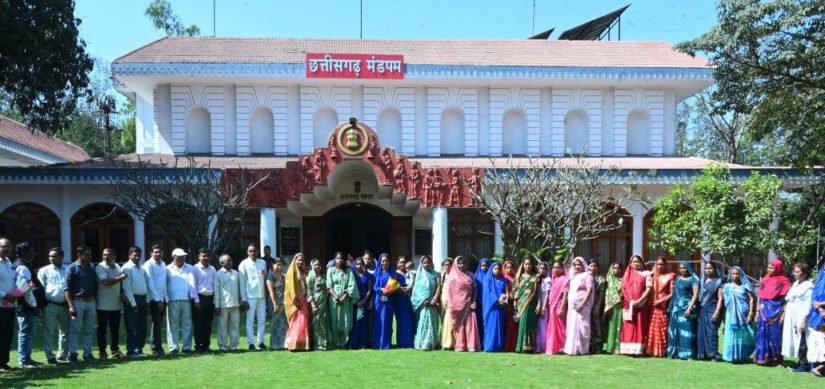 राज्यपाल के गोद ग्राम टेमरी के ग्रामीणों ने किया लोकभवन का भ्रमण