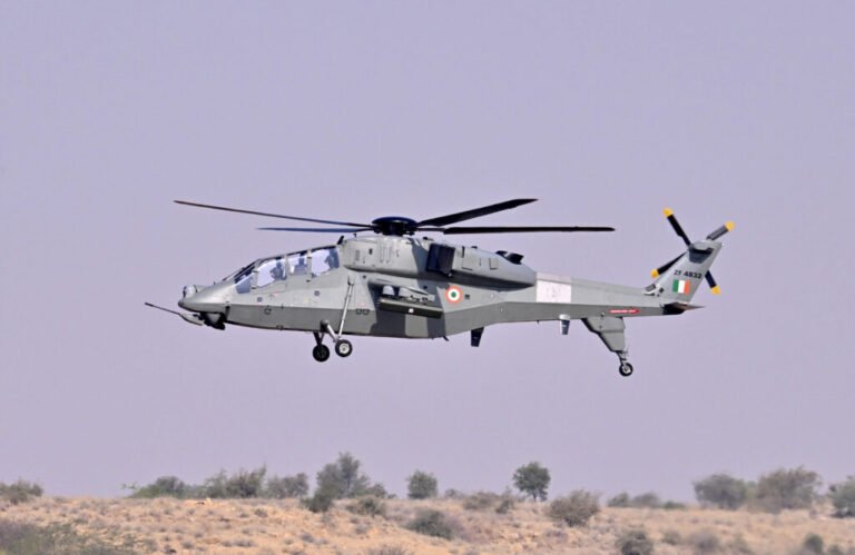 राष्ट्रपति ने जैसलमेर वायुसेना स्टेशन पर स्वदेशी हल्के लड़ाकू हेलीकॉप्टर प्रचंड में उड़ान भरी