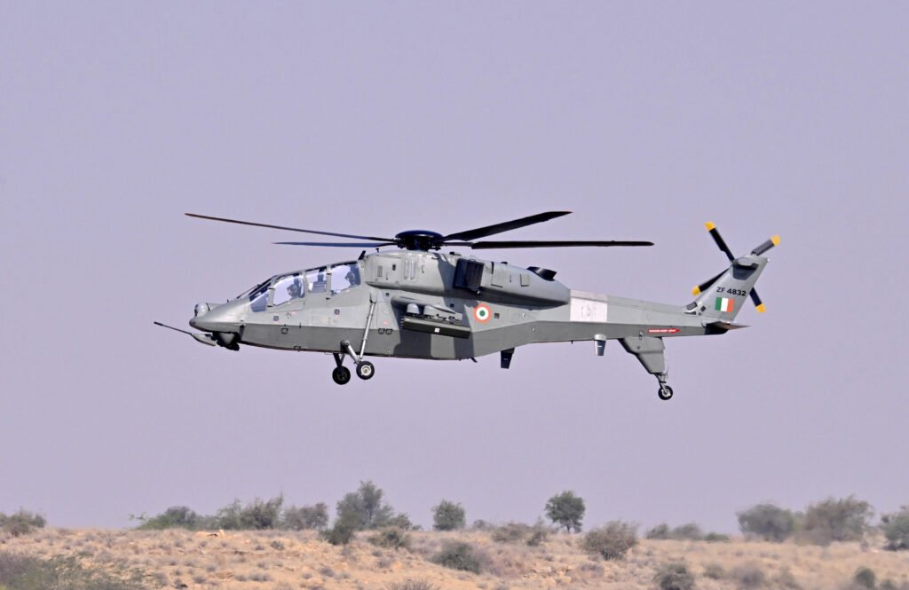 राष्ट्रपति ने जैसलमेर वायुसेना स्टेशन पर स्वदेशी हल्के लड़ाकू हेलीकॉप्टर प्रचंड में उड़ान भरी