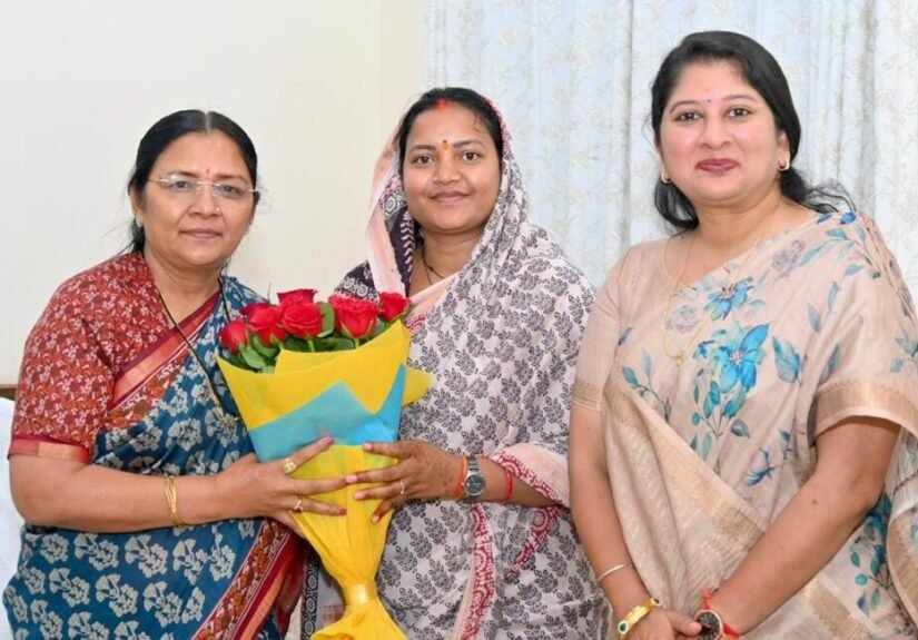 केंद्रीय महिला एवं बाल विकास राज्यमंत्री सावित्री ठाकुर से मंत्री लक्ष्मी राजवाड़े ने की सौजन्य भेंट