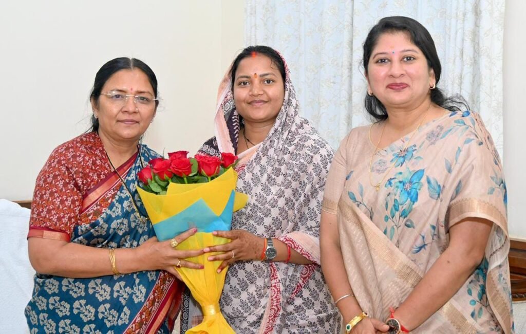 केंद्रीय महिला एवं बाल विकास राज्यमंत्री सावित्री ठाकुर से मंत्री लक्ष्मी राजवाड़े ने की सौजन्य भेंट