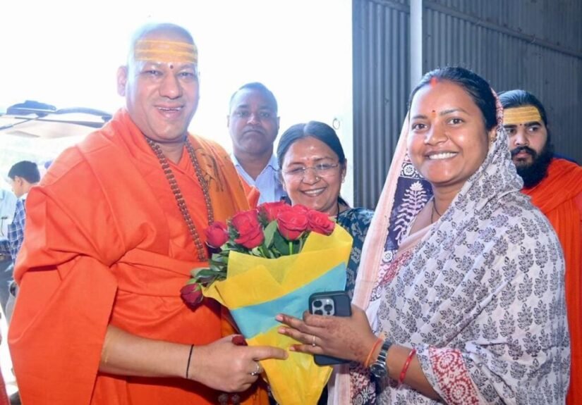 मंत्री लक्ष्मी राजवाड़े ने निरंजनी पीठाधीश्वर स्वामी कैलाशानंद गिरी जी महाराज से लिया आशीर्वाद