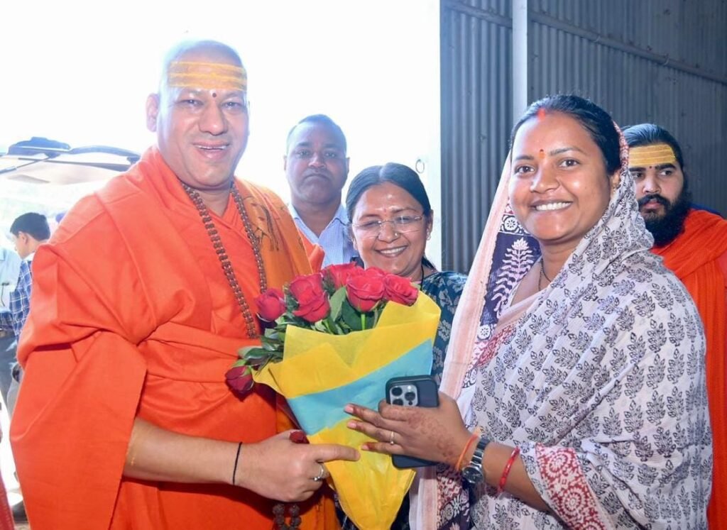 मंत्री लक्ष्मी राजवाड़े ने निरंजनी पीठाधीश्वर स्वामी कैलाशानंद गिरी जी महाराज से लिया आशीर्वाद