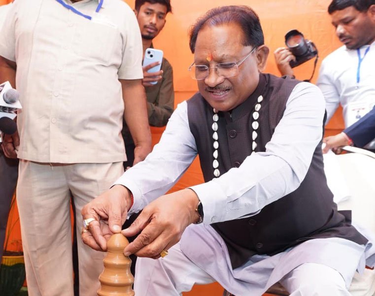 मुख्यमंत्री साय ने कुम्हार के चाक पर गढ़ा दीया, पारंपरिक शिल्पकारों से किया आत्मीय संवाद