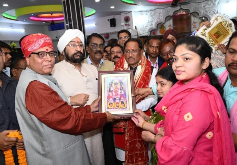 मुख्यमंत्री विष्णुदेव साय ने महालक्ष्मी मंदिर में की पूजा-अर्चना, प्रदेशवासियों की सुख-समृद्धि कामना की