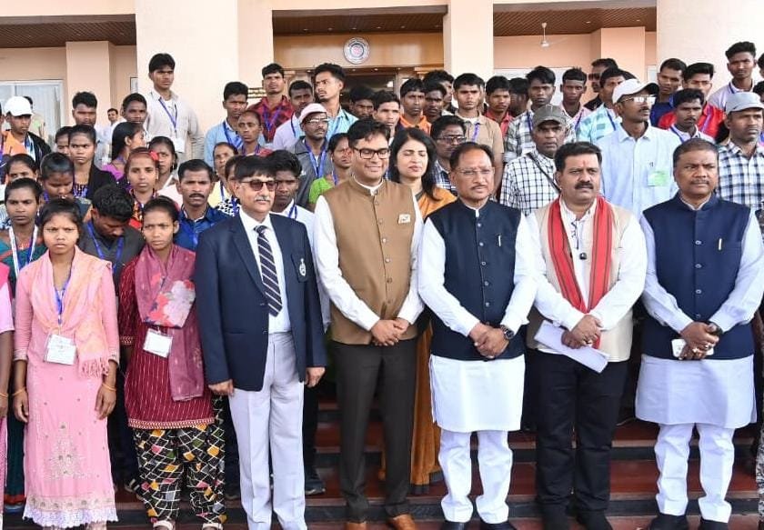 नए विश्वास के साथ आगे बढ़ रहे पुनर्वासित युवा: विधानसभा में समझी जनतांत्रिक प्रणाली