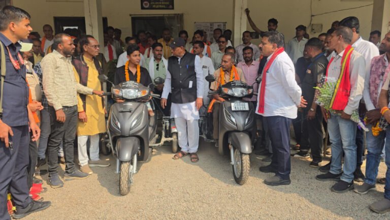 उपमुख्यमंत्री विजय शर्मा की तत्परता से दो दिव्यांगों को मिली स्कूटी, चेहरे पर लौटी मुस्कान