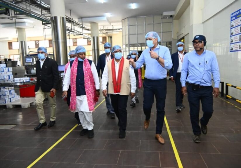 उपमुख्यमंत्री विजय शर्मा एवं वन मंत्री केदार कश्यप ने पशुपालकों एवं बिहान दीदियों के साथ किया आधुनिक डेयरियों का भ्रमण