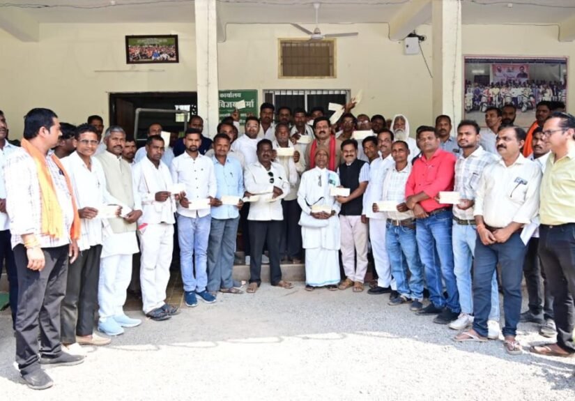 उपमुख्यमंत्री ने कबीर कुटियों को वाद्ययंत्रों के लिए 4.25 लाख रूपए का किया वितरण