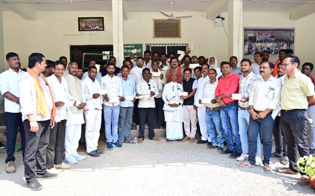 उपमुख्यमंत्री ने कबीर कुटियों को वाद्ययंत्रों के लिए 4.25 लाख रूपए का किया वितरण