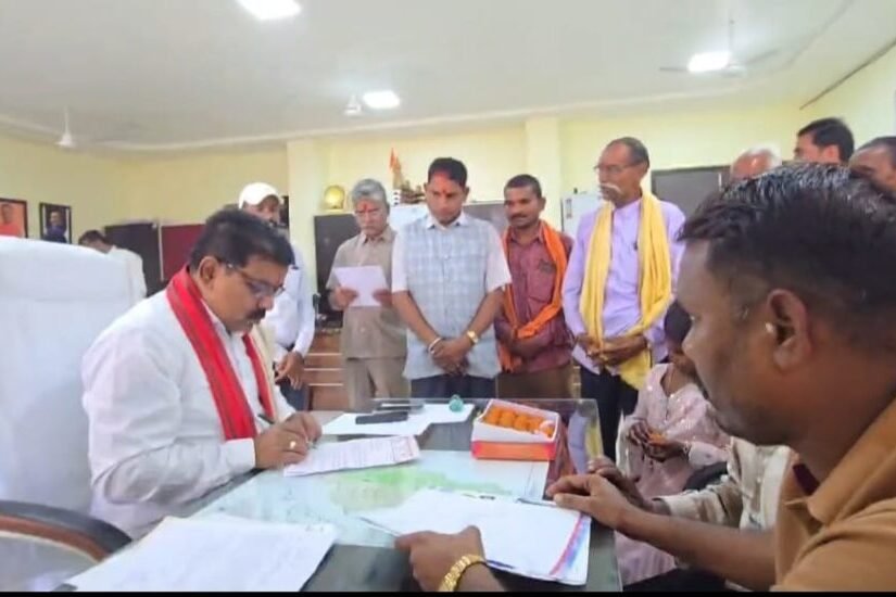 उपमुख्यमंत्री विजय शर्मा ने विधायक कार्यालय में लोगों से की मुलाकात