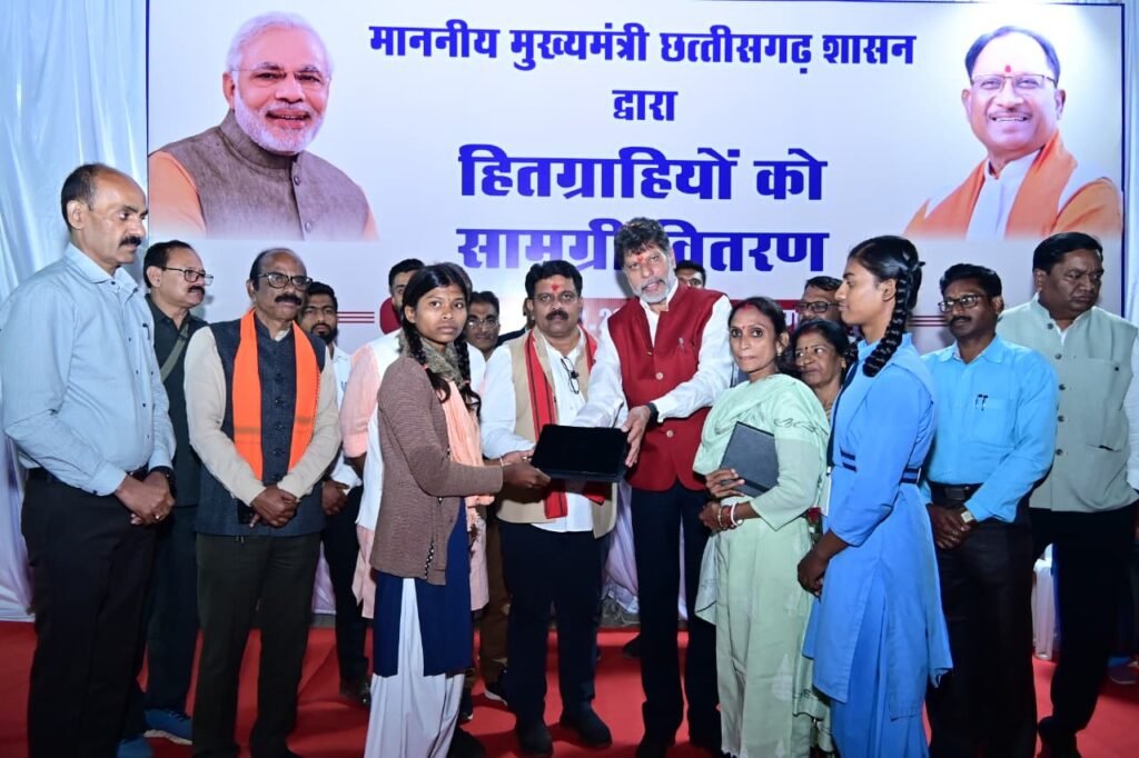 उप मुख्यमंत्री विजय शर्मा ने हितग्राहियों को सौंपी सौगातें