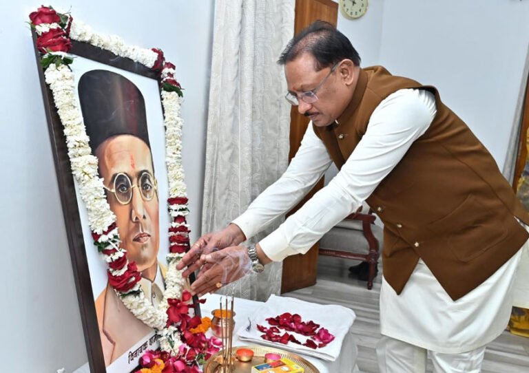 वीर सावरकर की पुण्यतिथि पर मुख्यमंत्री विष्णुदेव साय ने अर्पित की श्रद्धांजलि
