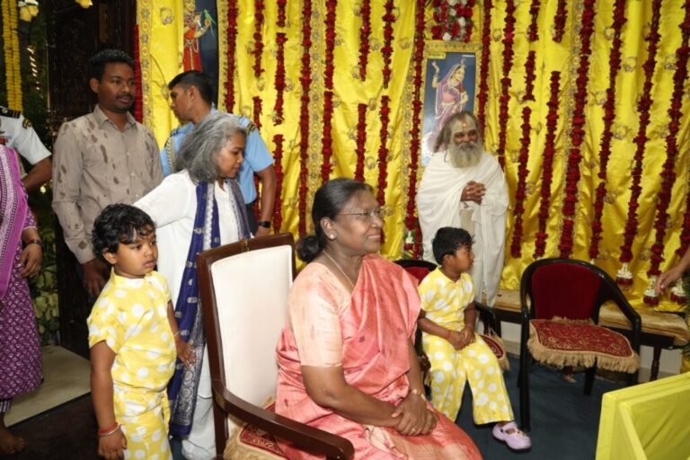 मथुरा दौरे पर राष्ट्रपति द्रौपदी मुर्मु, संत प्रेमानंद महाराज से की मुलाकात, सत्संग में लिया भाग
