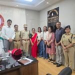 पुलिस कमिश्नर डॉ. संजीव शुक्ला ने पदोन्नत उपनिरीक्षक के कंधे पर स्टार लगाकर दी शुभकामनाएँ