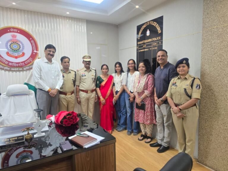 पुलिस कमिश्नर डॉ. संजीव शुक्ला ने पदोन्नत उपनिरीक्षक के कंधे पर स्टार लगाकर दी शुभकामनाएँ