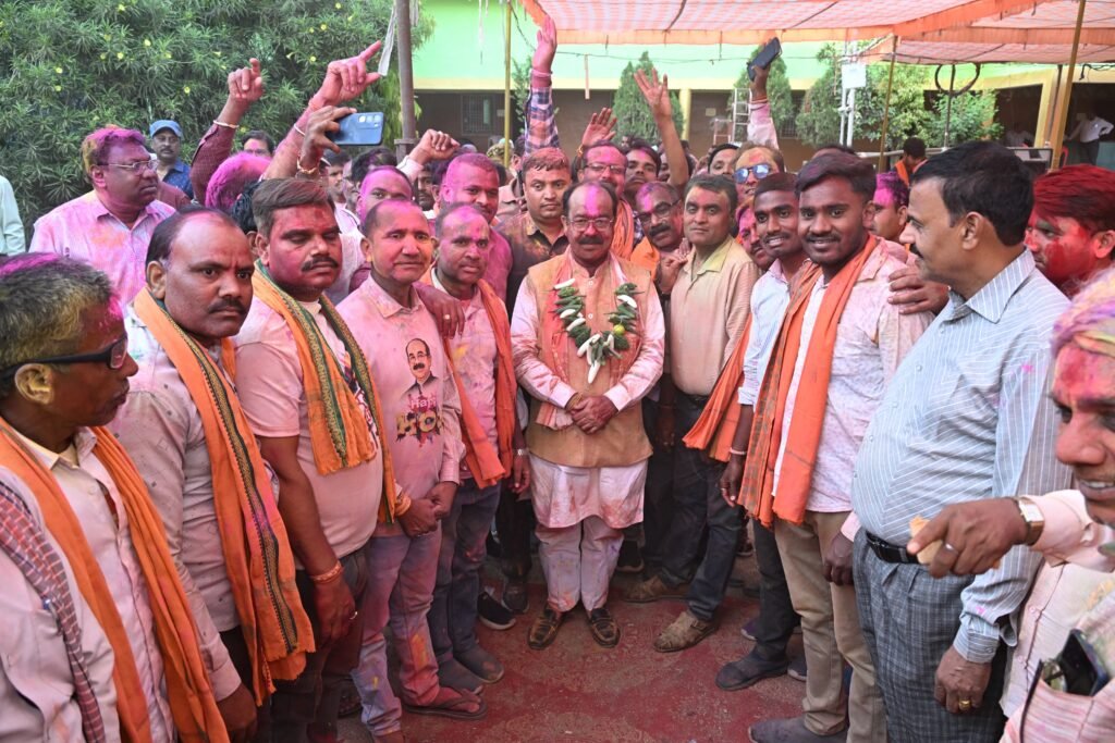 लोरमी में उप मुख्यमंत्री अरुण साव ने परिवारजनों के साथ खेली खुशियों की होली