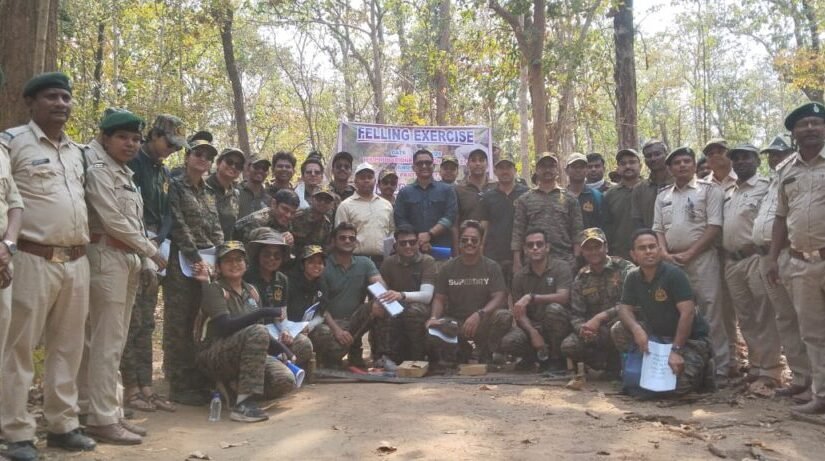 प्रशिक्षु आईएफएस अधिकारियों ने लघु वनोपजों से उत्पाद बनाने की प्रक्रिया देखी