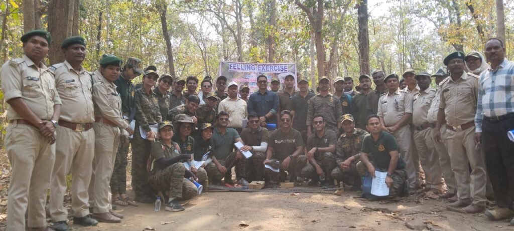 प्रशिक्षु आईएफएस अधिकारियों ने लघु वनोपजों से उत्पाद बनाने की प्रक्रिया देखी