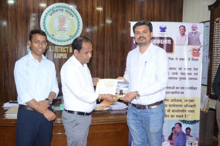 स्मृति पुस्तकालय योजना में लगातार बढ़ रही जनभागीदारी, बिलासपुर निवासी मनीश पटेल ने की 265 पुस्तकें दान