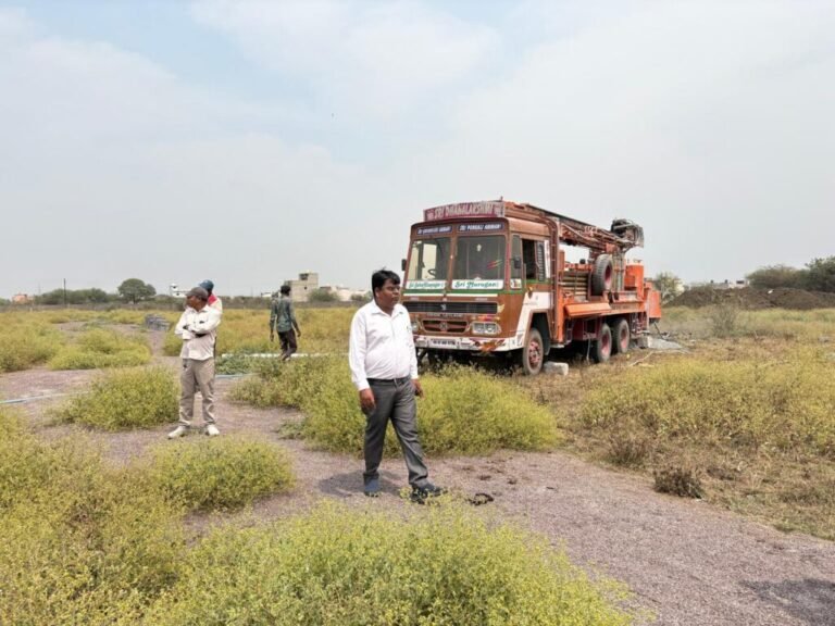 कलेक्टर डॉ. गौरव सिंह के निर्देश पर अवैध निर्माण व प्लॉटिंग पर कार्रवाई : ग्राम परसुलीडीह में बोरिंग करते पाए जाने पर मशीनें जब्त