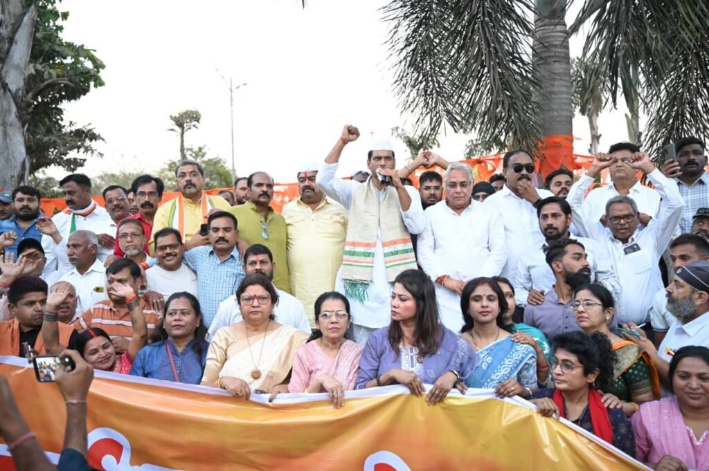 भिलाई को बचाने सैकडों परिवार उतरे सड़क पर