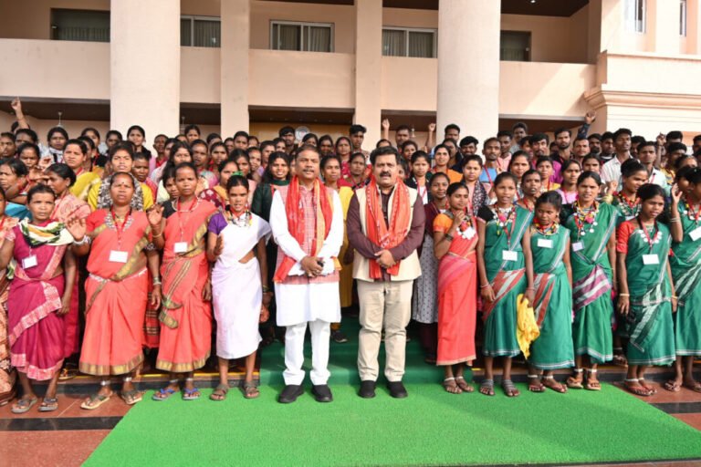 अबुझमाड़िया युवाओं ने अनुभव की लोकतंत्र की कार्यप्रणाली