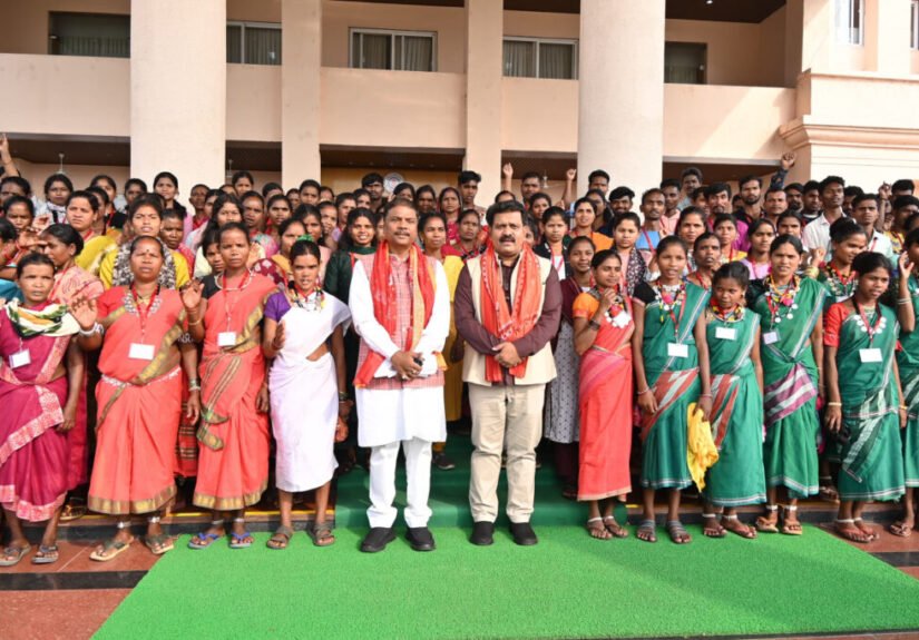 अबुझमाड़िया युवाओं ने अनुभव की लोकतंत्र की कार्यप्रणाली