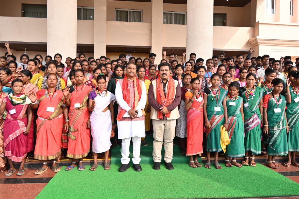 अबुझमाड़िया युवाओं ने अनुभव की लोकतंत्र की कार्यप्रणाली