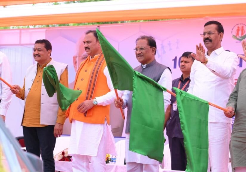 प्रदेश की लाइफलाइन हुई सशक्त: मुख्यमंत्री विष्णुदेव साय ने 370 नई एम्बुलेंस को दिखाई हरी झंडी