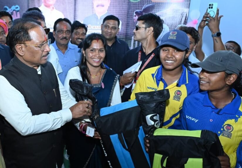 मुख्यमंत्री विष्णु देव साय ने इचकेला की बालिका क्रिकेट खिलाड़ियों को किया सम्मानित: क्रिकेट किट प्रदान कर बढ़ाया उत्साह