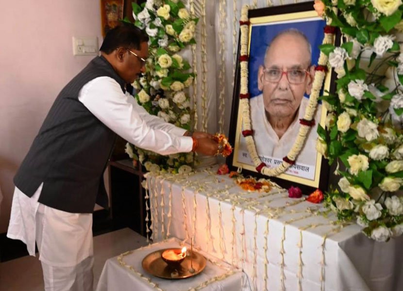 मुख्यमंत्री साय ने रामानुजगंज के ओमप्रकाश जायसवाल के पिताजी के निधन पर सांत्वना देने पहुंचे