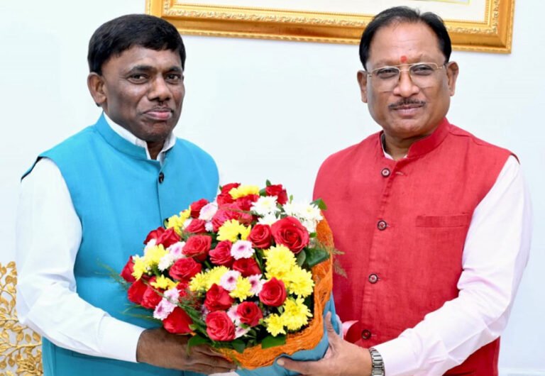 मुख्यमंत्री साय से गोवा के खेल एवं जनजातीय कल्याण मंत्री श्री रमेश तावड़कर की सौजन्य भेंट