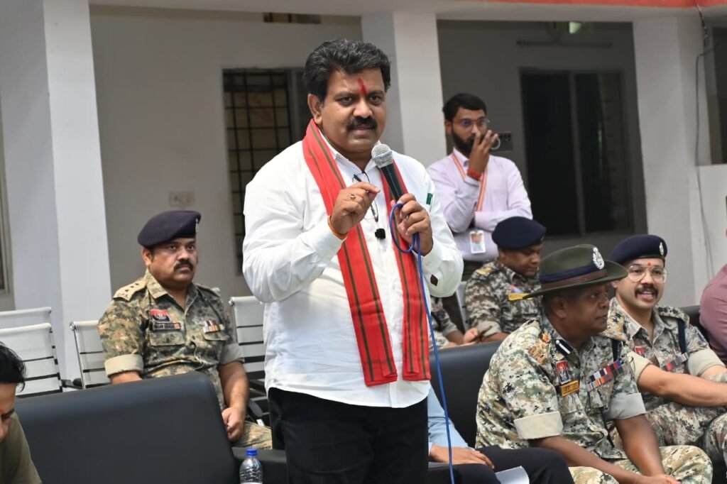 उपमुख्यमंत्री विजय शर्मा ने पुनर्वास केंद्र दंतेवाड़ा में युवाओं से की मुलाकात