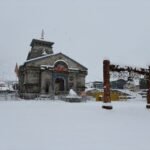 केदारनाथ धाम में भारी बर्फबारी, तीर्थयात्रा की तैयारियों पर असर