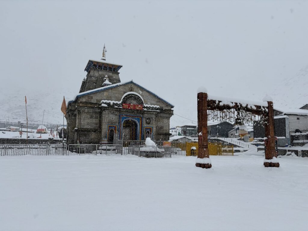 केदारनाथ धाम में भारी बर्फबारी, तीर्थयात्रा की तैयारियों पर असर