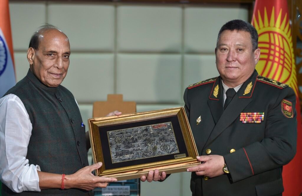 SCO बैठक में रक्षा मंत्री राजनाथ सिंह की चीन और रूस के समकक्षों से मुलाकात