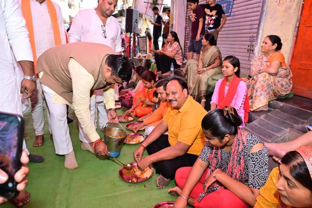 हनुमान जयंती पर मंत्री गजेन्द्र यादव ने मंदिरों में की पूजा, भंडारा परोसकर दिया सेवा का संदेश