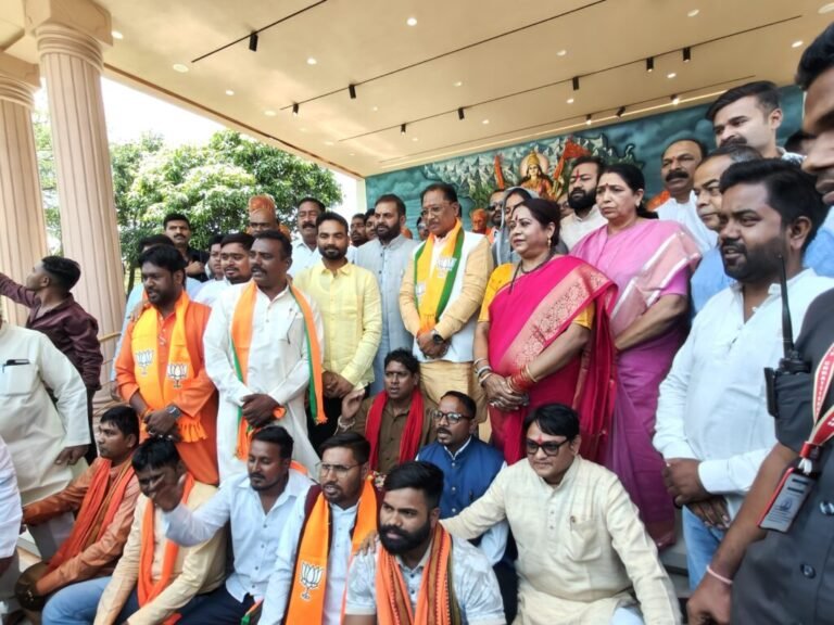 मुख्यमंत्री साय ने ज्योतिबा फुले को पुष्पांजलि अर्पित की