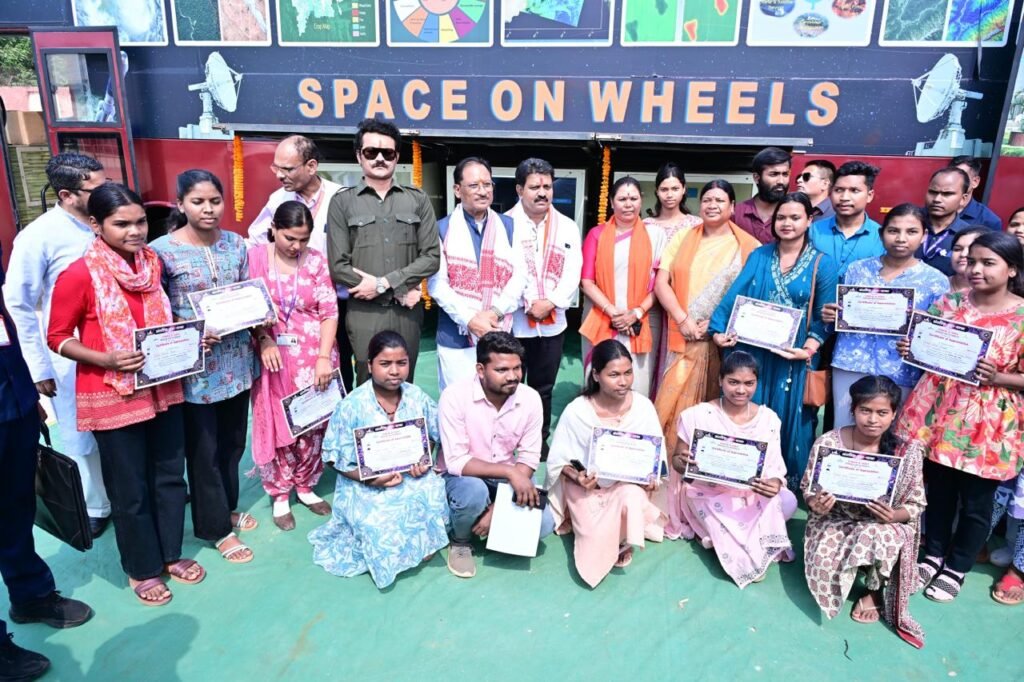 “स्पेस ऑन व्हील्स” बना जशपुर के बच्चों के लिए अंतरिक्ष ज्ञान का चलता-फिरता विद्यालय