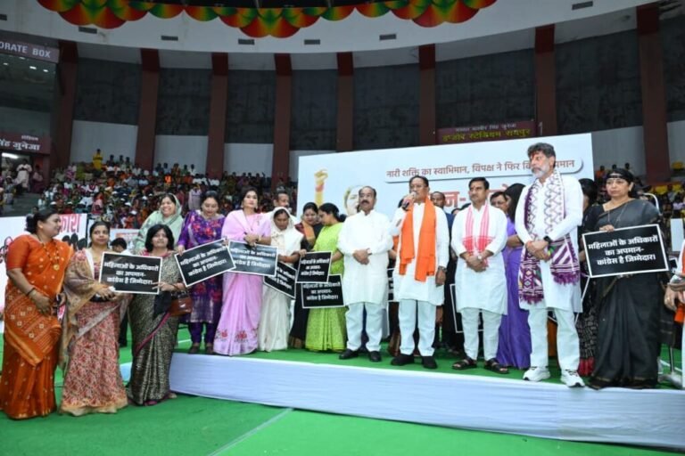 जन आक्रोश पदयात्रा निकाल महिला मोर्चा ने किया पुतला दहन