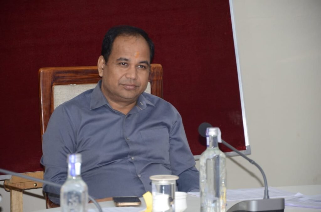 सुशासन शिविर की तैयारी निर्धारित अवधि में पूरी करें: कलेक्टर डॉ. सिंह