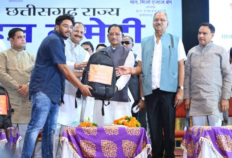 मुख्यमंत्री विष्णु देव साय ने हज यात्रियों को वितरित किया फर्स्ट एड किट: सफल हज यात्रा के लिए शुभकामना देकर यात्रियों का किया स्वागत